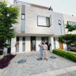 pareja feliz frente a una casa nueva