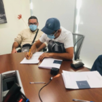 personas firmando escrituras de su nueva casa
